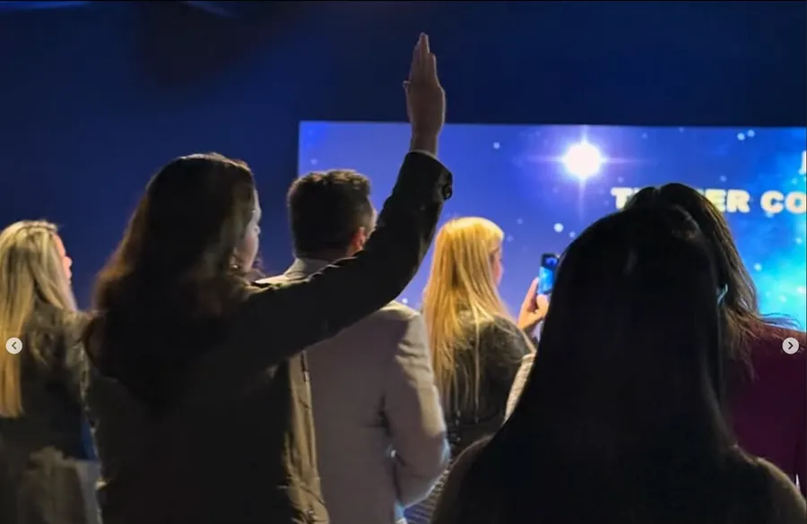 Congregação reunida em um culto da Igreja Grace River