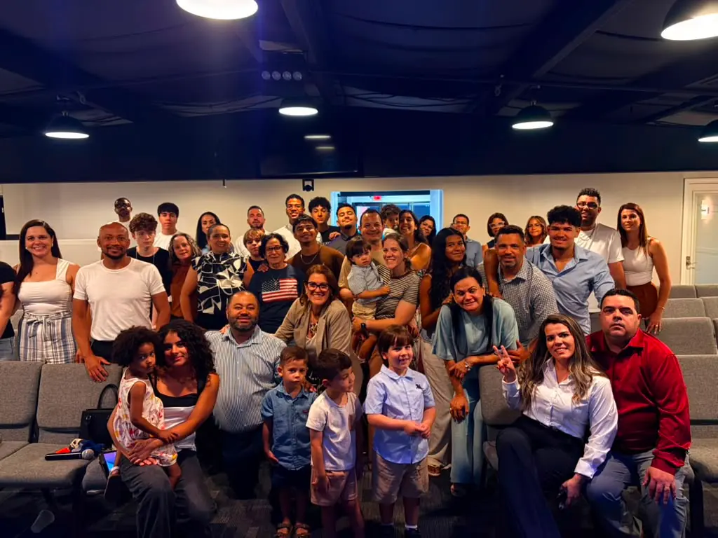Crianças, jovens, adultos, famílias e idosos reunidos na Igreja Grace River